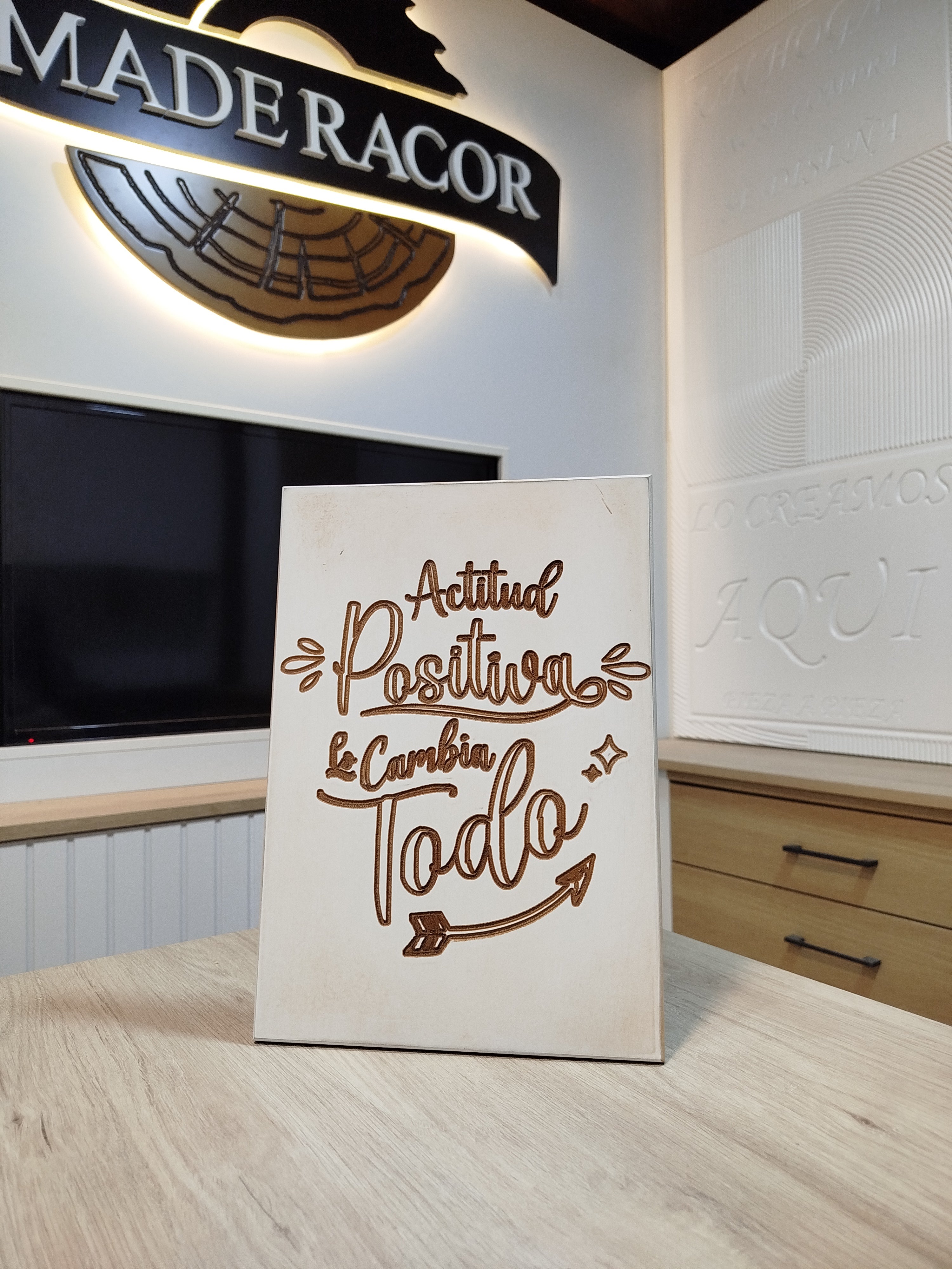 Placa Decorativa Motivacional - "Actitud Positiva lo Cambia Todo" Grabado Artesanal