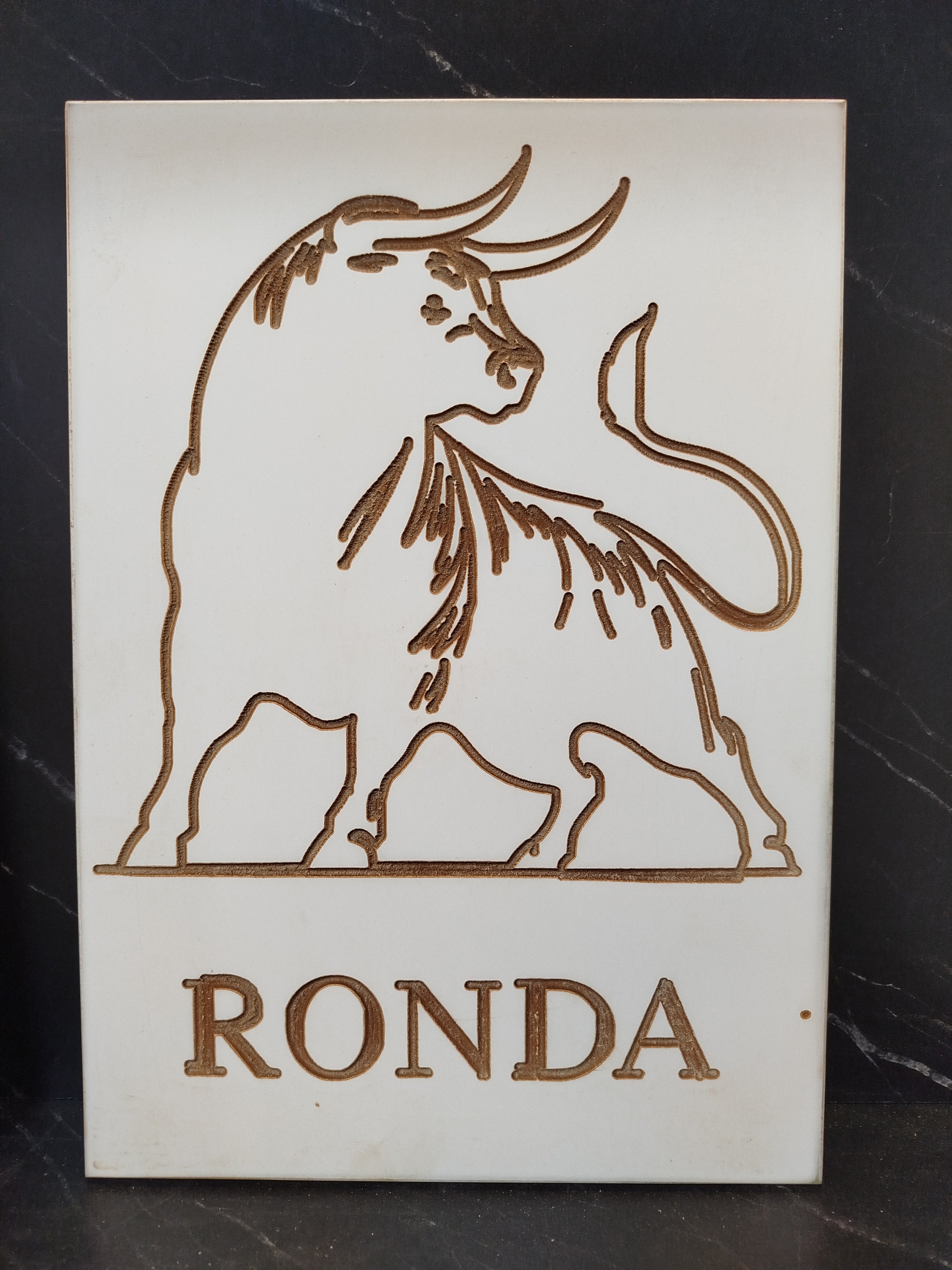 .
Título: Ronda Bravía: La Fuerza del Toro en Madera