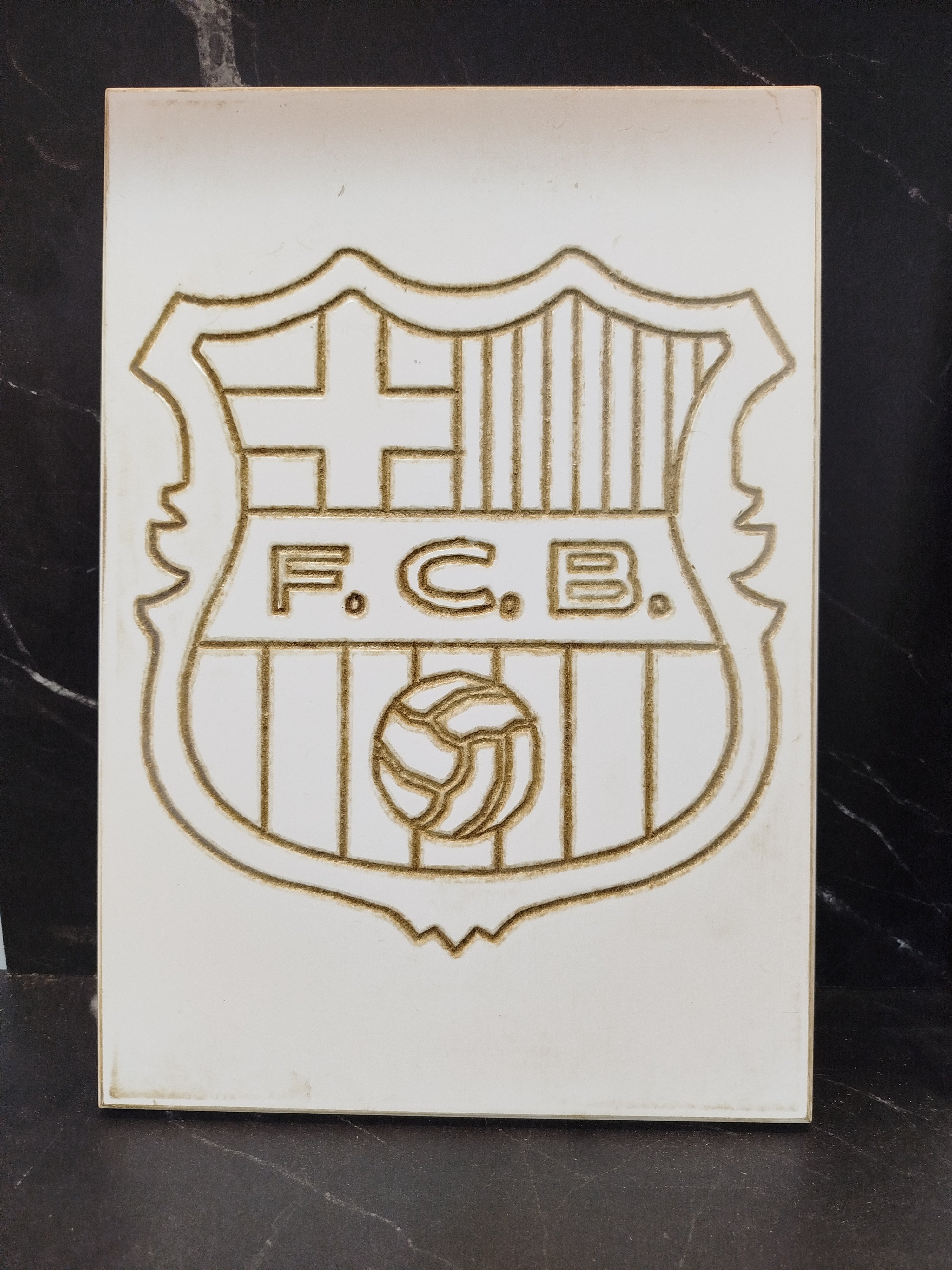 Forjado en la Historia: Escudo Antiguo del FC Barcelona en Madera