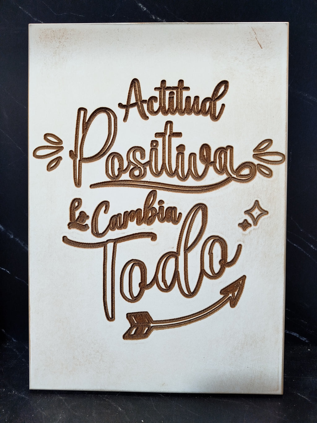 Placa Decorativa Motivacional - "Actitud Positiva lo Cambia Todo" Grabado Artesanal