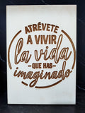 Placa Decorativa Inspiradora - "Atrévete a vivir la vida que has imaginado" Grabado en Relieve