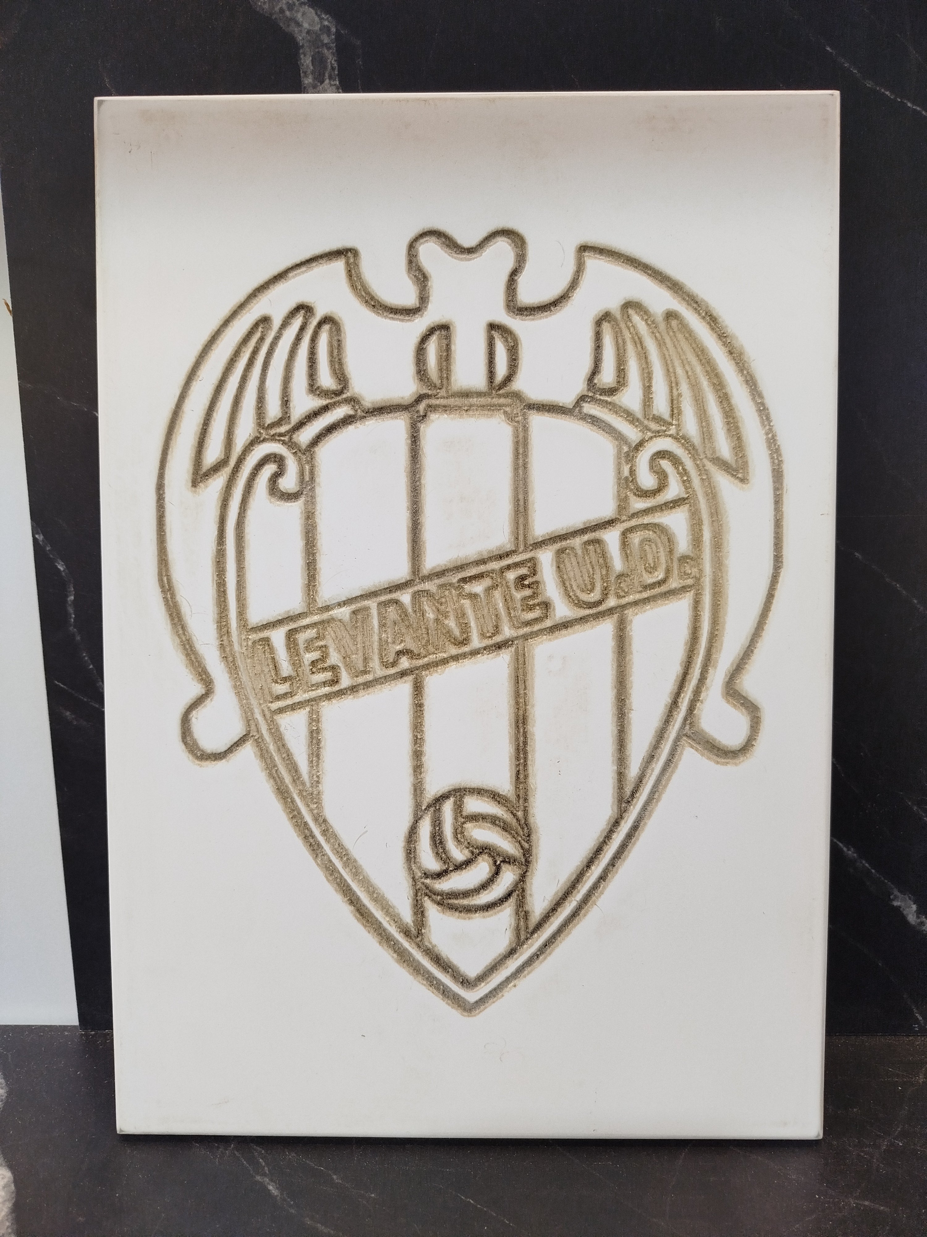 Placa Decorativa Escudo Levante UD - Grabado Artesanal en Relieve